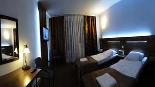 Отель Hotel Junior Замосць Двухместный номер с 1 кроватью или 2 отдельными кроватями-2