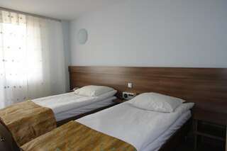 Отель Hotel Junior Замосць Двухместный номер с 1 кроватью или 2 отдельными кроватями-1